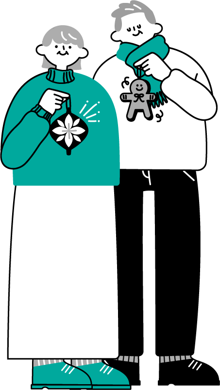 クリスマスオーナメントを手にするシニア夫婦