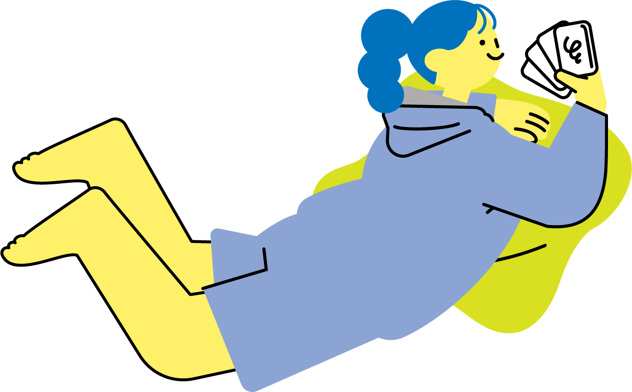 寝転んでトランプをする女性